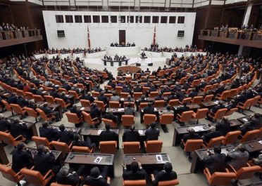 Μείον 35 βουλευτές στην πρώτη ολομέλεια της τουρκικής Βουλής