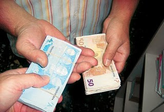 Ο ένας ρίχνει την ευθύνη στον άλλον για την υπόθεση εκβιασμού του επιχειρηματία