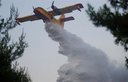 Πυροσβεστικό αεροσκάφος κάνει ρίψεις νερού στην Ηγουμενίτσα