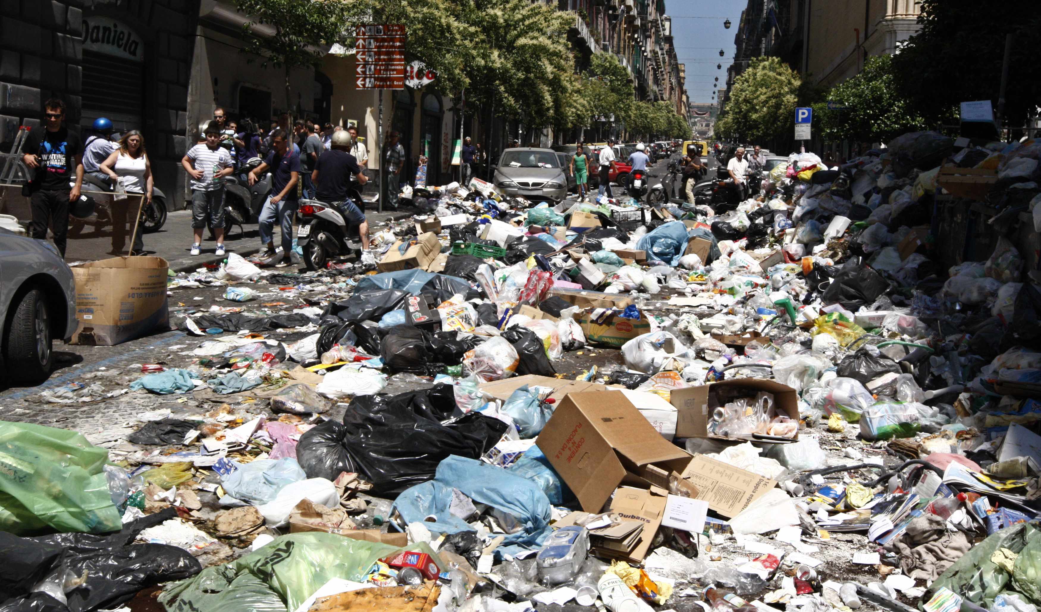 Σε έκτακτη κατάσταση η Νάπολη λόγω σκουπιδιών
