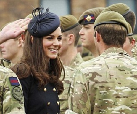Απαστράπτουσα η Kate Middleton στην πρώτη της στρατιωτική υποχρέωση