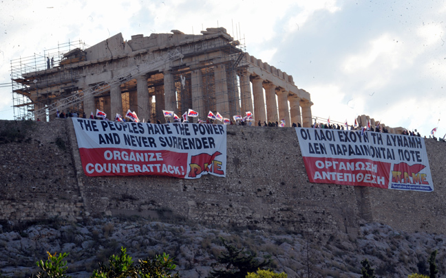 Το ΠΑΜΕ κρέμασε πανό στην Ακρόπολη