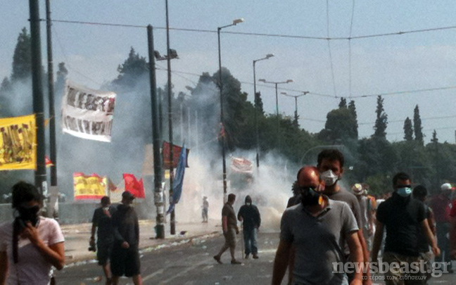 Μολότοφ και πετροπόλεμος έξω από το προαύλιο της Βουλής