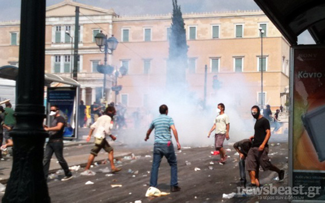 Συνεχίζονται οι μάχες έξω από το Βουλή