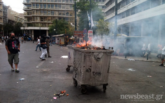 Συνεχίζονται οι συγκρούσεις ΜΑΤ και κουκουλοφόρων