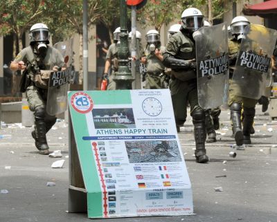 Πέφτουν δακρυγόνα και στα Προπύλαια