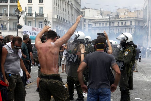 Τα ΜΑΤ κυνηγούν τους διαδηλωτές