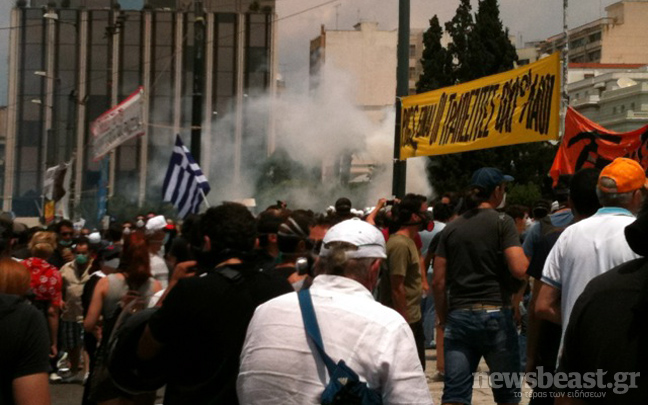 Η αστυνομία προσπαθεί να «σπάσει» στους διαδηλωτές