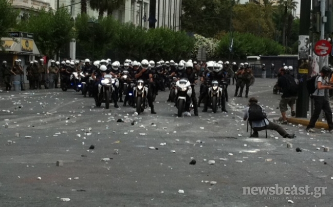 Προκλητικές χειρονομίες από αστυνομικούς