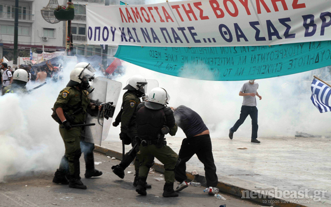 Συνεχίζονται τα επεισόδια στο Σύνταγμα