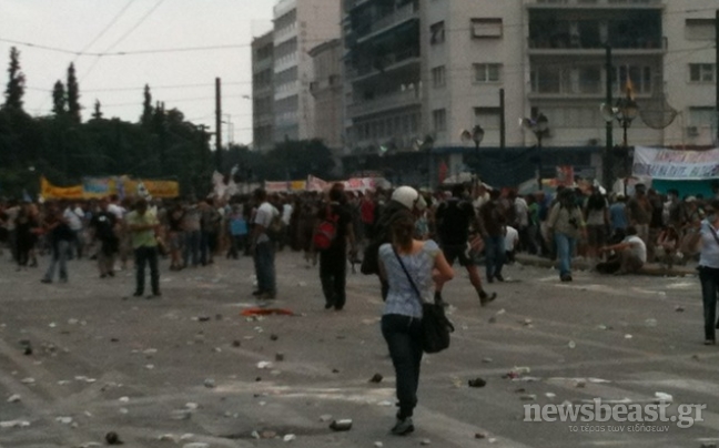 Απίστευτη η αγριότητα των ΜΑΤ εναντίον των διαδηλωτών