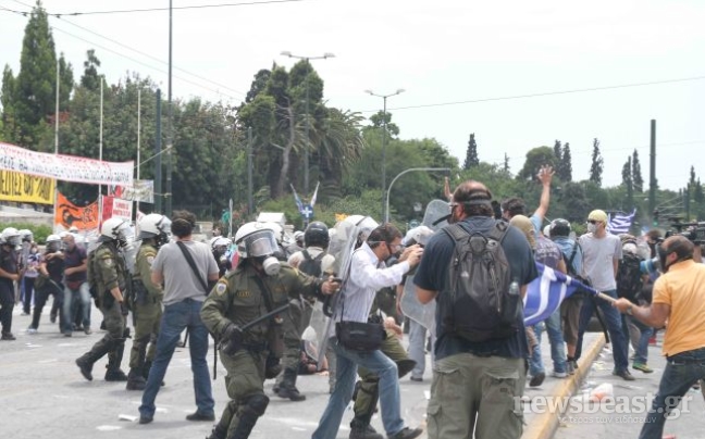 Συνεχίζονται τα επεισόδια στο Σύνταγμα