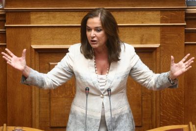 Επίθεση Μπακογιάννη σε ΠΑΣΟΚ και ΝΔ