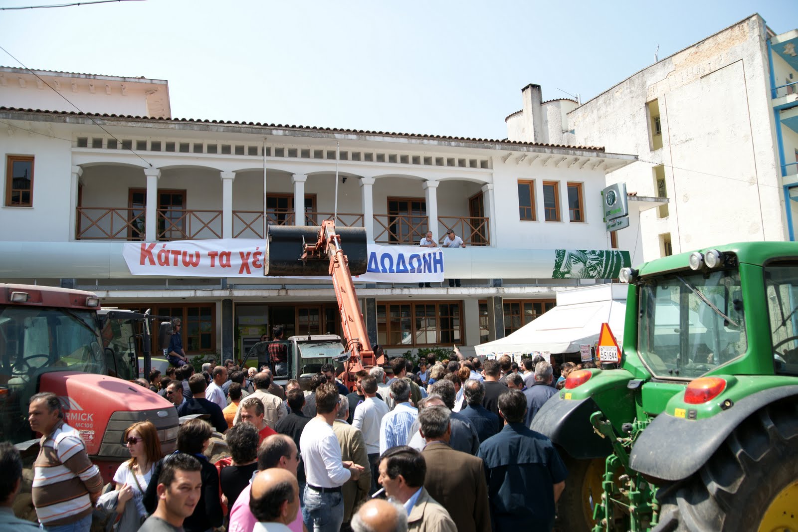 Κτηνοτρόφοι απέκλεισαν το λιμάνι της Ηγουμενίτσας