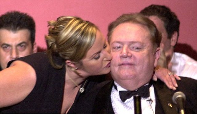 Μήνυση κατά της κόρης του Larry Flynt για σεξουαλική παρενόχληση