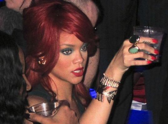 Πίνει και ξενυχτάει η Rihanna