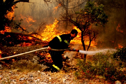 Υπό μερικό έλεγχο οι φωτιές σε Κεφαλλονιά και Θεσσαλία