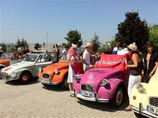 Ταξιδεύουν με τα πολύχρωμα 2CV τους στην Ευρώπη
