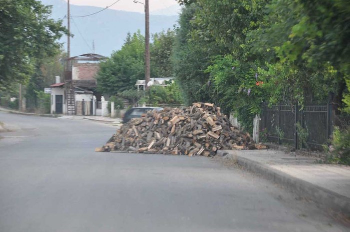 Έφραξε δρόμο με… καυσόξυλα