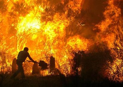 Μαίνεται η πυρκαγιά στη Μυτιλήνη