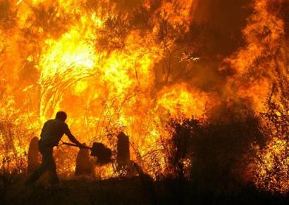 Σε πλήρη εξέλιξη η φωτιά στη Λαυρεωτική