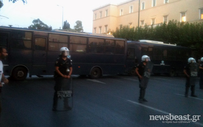 Οι διαδηλωτές έφτασαν στη Βουλή