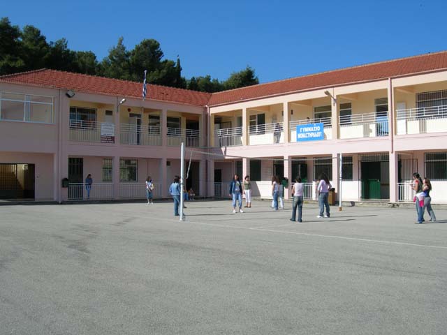 Της έσπασαν το χέρι για να… σπάσουν πλάκα