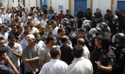Συγκρούσεις αστυνομικών με διαδηλωτές στην Τυνησία
