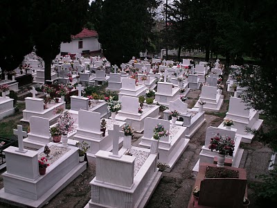 «Ξάφρισαν» καντήλια και σταυρούς από νεκροταφεία