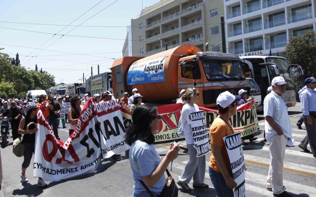 Συγκεντρώσεις σε Μαξίμου και υπ. Εσωτερικών