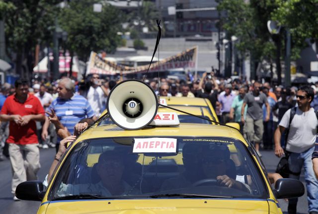 Με το βλέμμα στραμμένο στο υπουργικό οι ιδιοκτήτες ταξί