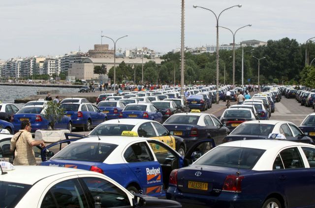 Σε εξέλιξη η πορεία των αυτοκινητιστών στη Θεσσαλονίκη