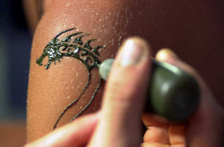 Αλλεργικές αντιδράσεις από τατουάζ μαύρης χέννας