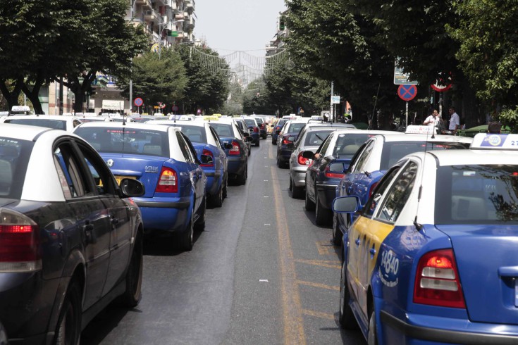 Σε καθιστική διαμαρτυρία οι οδηγοί ταξί στη Θεσσαλονίκη