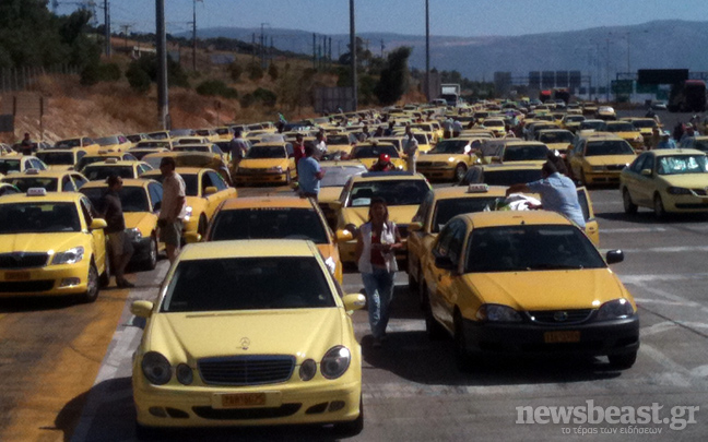 Κατέκλυσαν τα διόδια Ελευσίνας τα ταξί