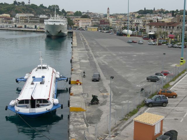 Απέκλεισαν τμήμα του λιμανιού της Κέρκυρας οι αυτοκινητιστές