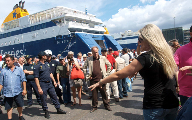Βουλιάζουν από κόσμο τα λιμάνια της Αθήνας