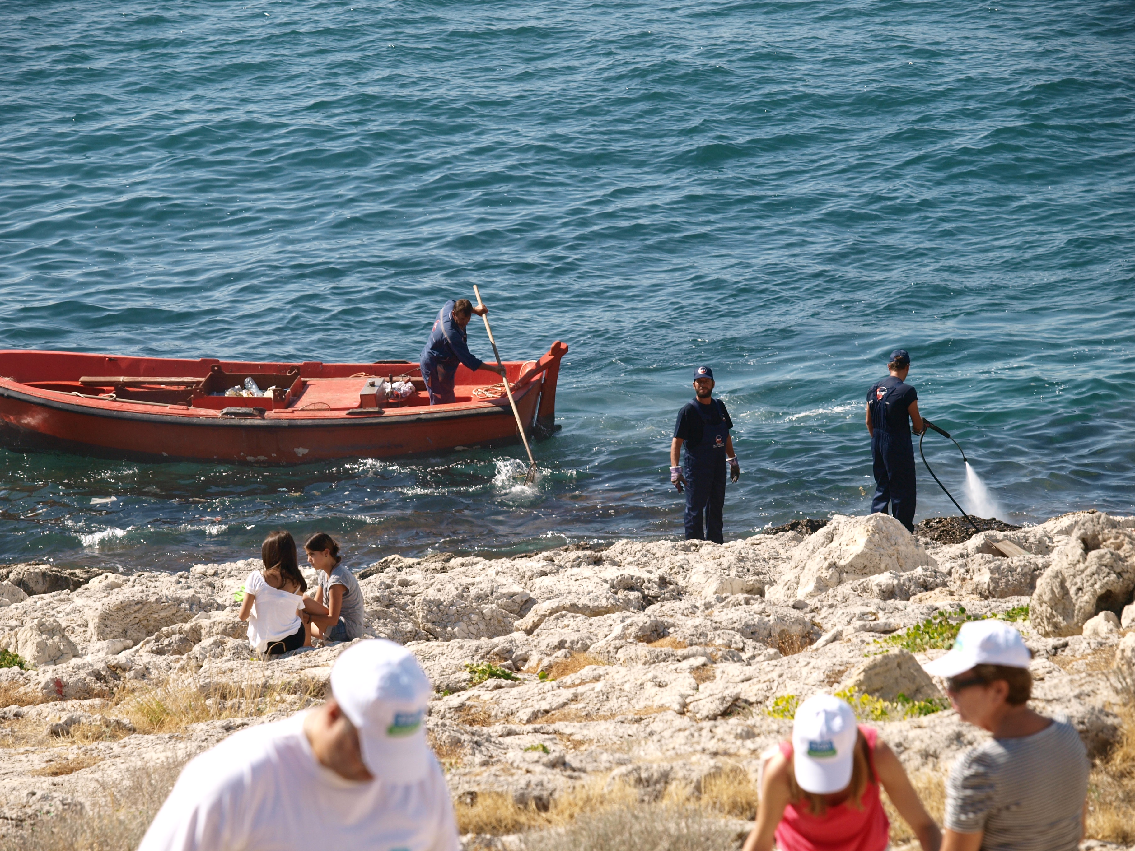 Φορείς κι εθελοντές «σηκώνουν τα μανίκια» στον Πειραιά