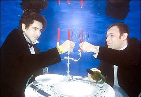 Είσαι για ένα… underwater dinner;
