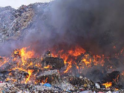 Φωτιά καίει μέρες σε σκουπιδότοπο στην Τρίπολη