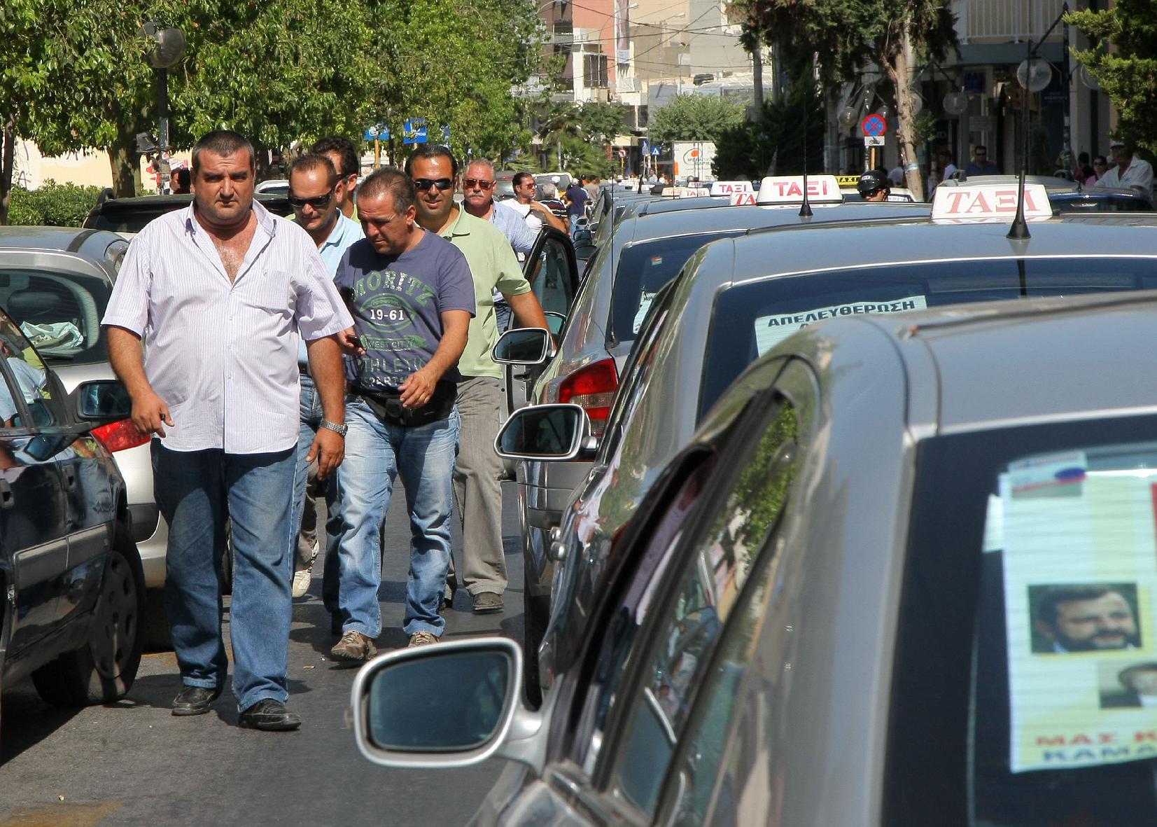 Κατέλαβαν τις εφορίες στο Ηράκλειο