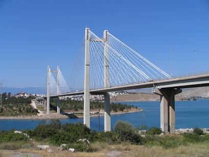 Απειλεί να αυτοκτονήσει από τη γέφυρα της Χαλκίδας