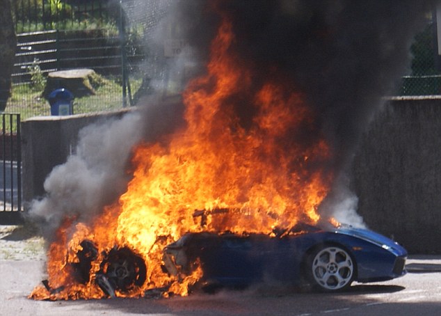 H Lamborghini του έγινε στάχτη!