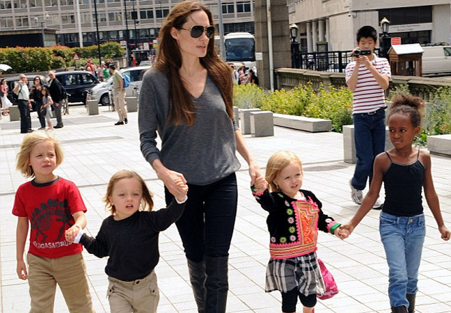 Στο Λονδίνο με τα παιδιά της η Angelina Jolie