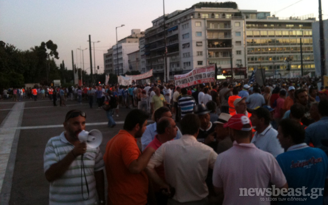 Παραμένουν στο Σύνταγμα οι αυτοκινητιστές