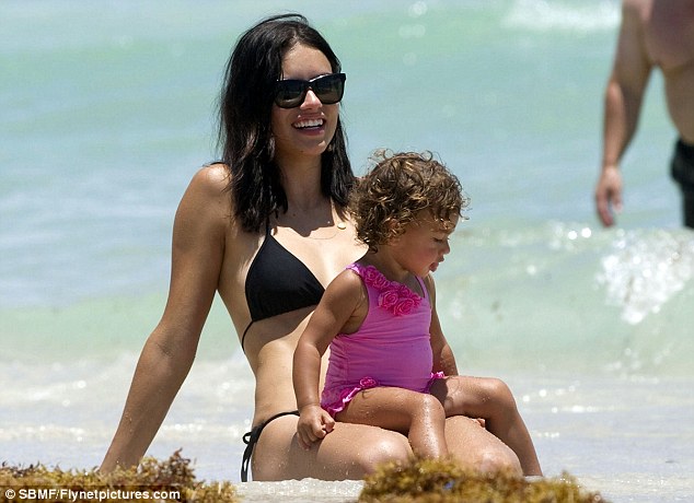 H Andriana Lima στην παραλία με την κόρη της