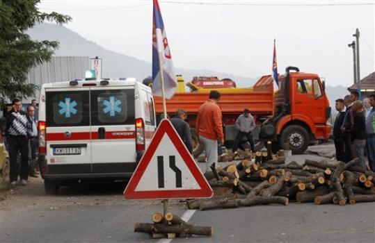 Οι Σέρβοι στήνουν νέα οδοφράγματα