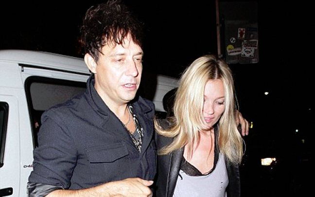 Ερωτευμένοι όσο ποτέ η Kate Moss και ο Jamie Hince