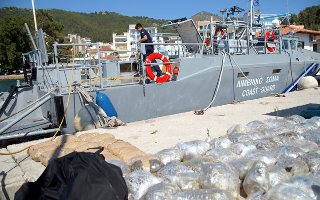 «Ορφανά» 400 κιλά κάνναβης κοντά στο Ιόνιο