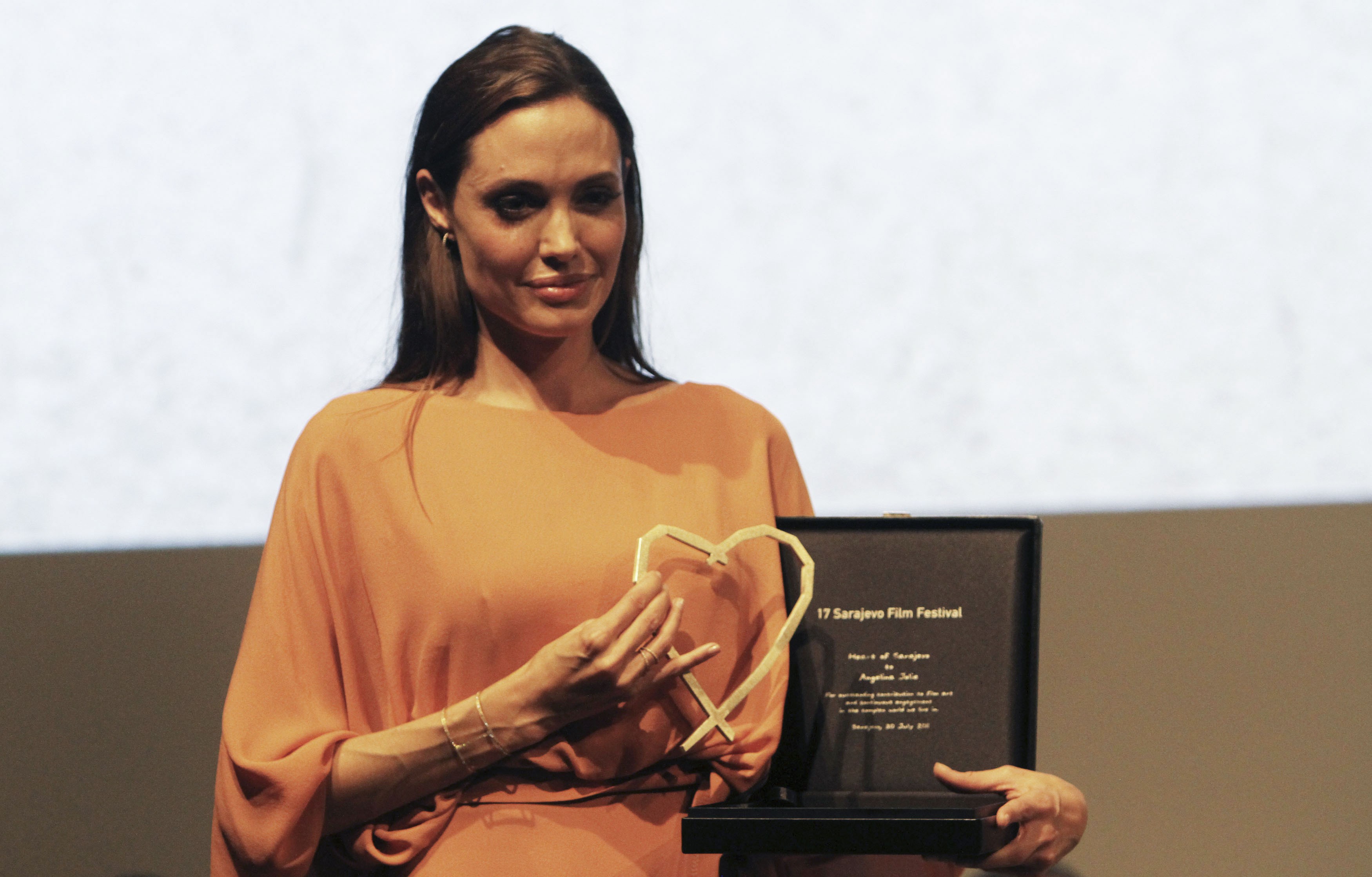 H Αντζελίνα Τζολί βραβεύτηκε για το σκηνοθετικό της ντεμπούτο